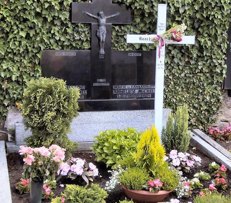 Anneliese Michel sírköve - a tragikus vég emléke