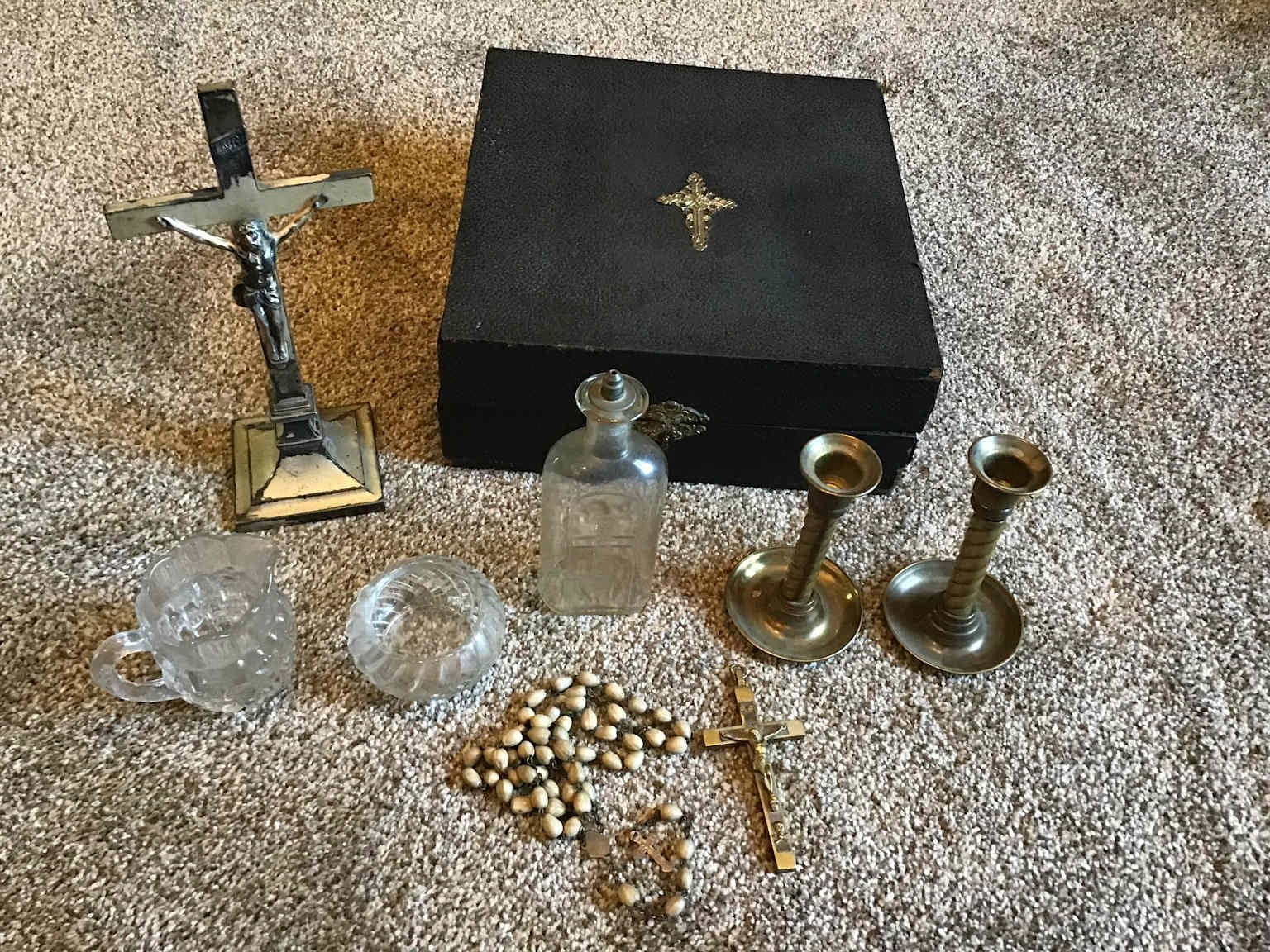 Exorcizmus rituális tárgyai - kereszt, szentelt víz és ima