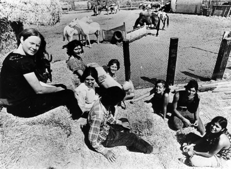 Charles Manson és családja - kultuszvezetővel körülvéve