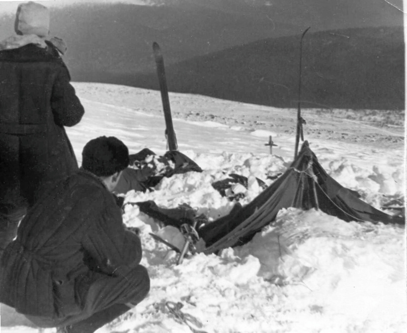 Gyatlov sátor elpusztítva belülről vágva 1959 hegymászó tragédia pánikos menekülés rejtély megoldatlan Urál-hegység
