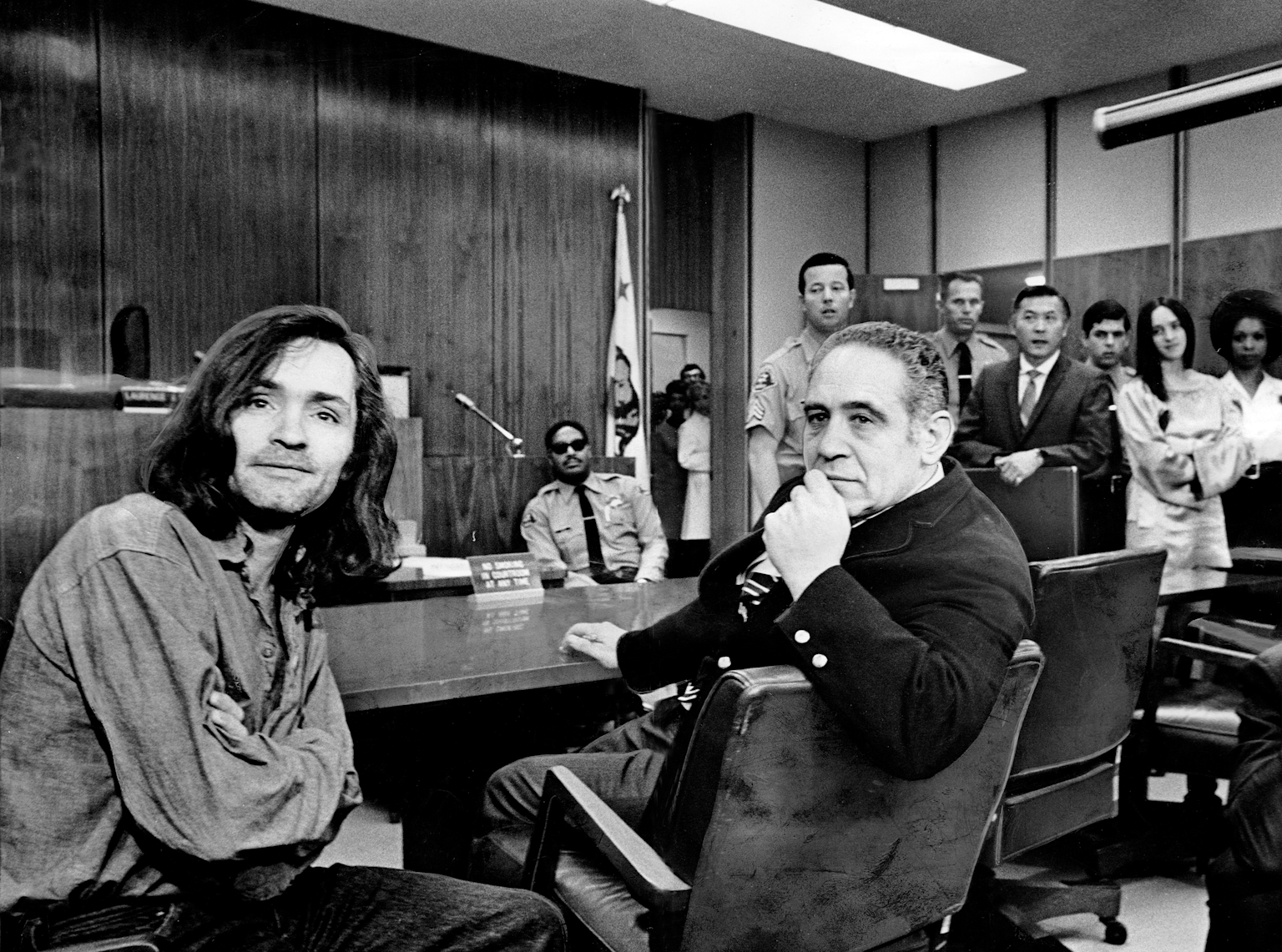 Charles Manson bíróság tárgyalás 1970-71 - sorozatgyilkos kultuszvezető és követői vádlottak padja történelmi per