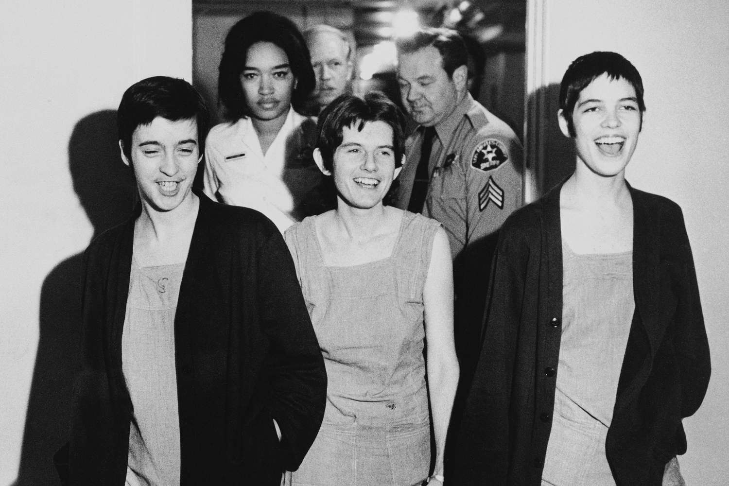 Manson követők bíróság 1970 - kultusz tagok fanatikus hűség szektavezető védelem tárgyalás gyilkosság ügy