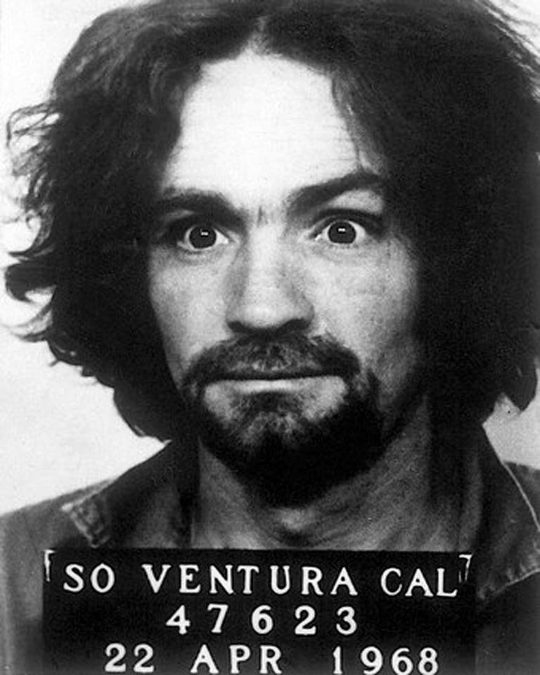 Charles Manson rendőrségi fotó mugshot 1969 - sorozatgyilkos kultuszvezető letartóztatás elfogatás bűnügyi történelem