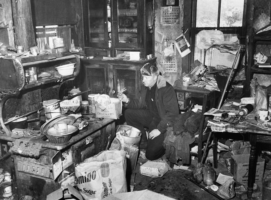 Ed Gein házának belső terei letartóztatása után, mutatva a nyomozás során talált káoszt és törmeléket