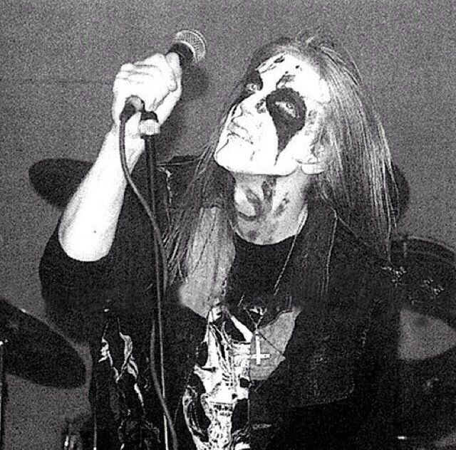 Per Yngve „Dead" Ohlin színpadi fellépés közben corpse paint sminkben