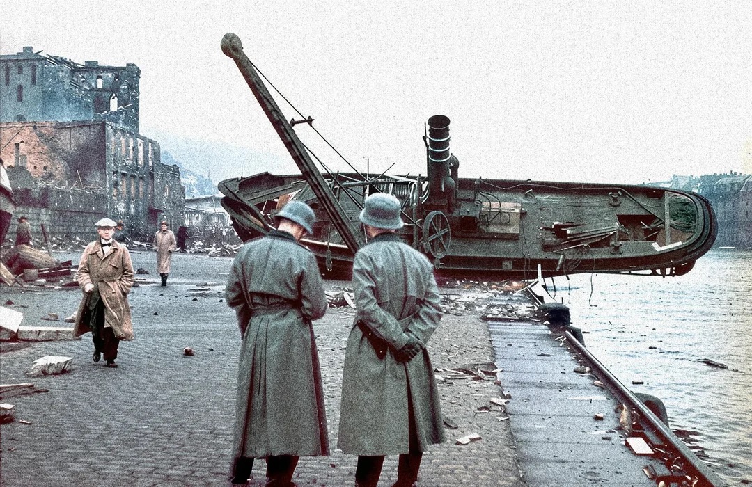 Bergen kikötő romokban a Voorbode robbanás után 1944-ben