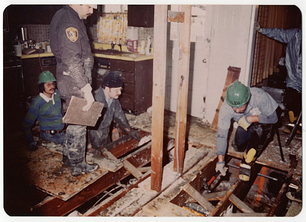 Bűnügyi nyomozók munkája a gyilkos bohóc John Wayne Gacy háza alatti pincetér feltárásán 1978 decemberében