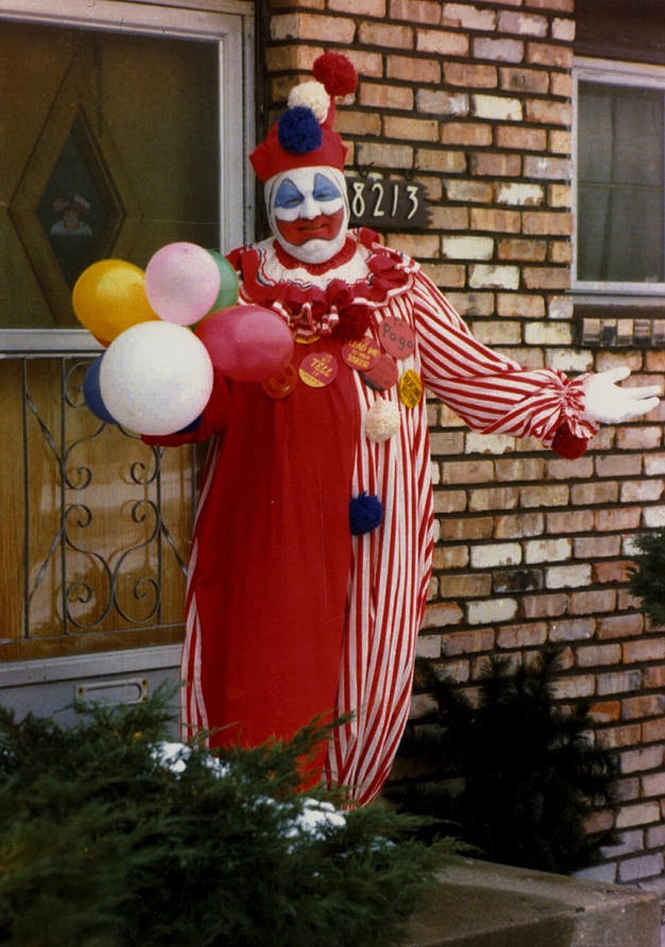 Pogo a bohóc jelmezben John Wayne Gacy sorozatgyilkos, aki gyerekzsúrokon és jótékonysági rendezvényeken lépett fel