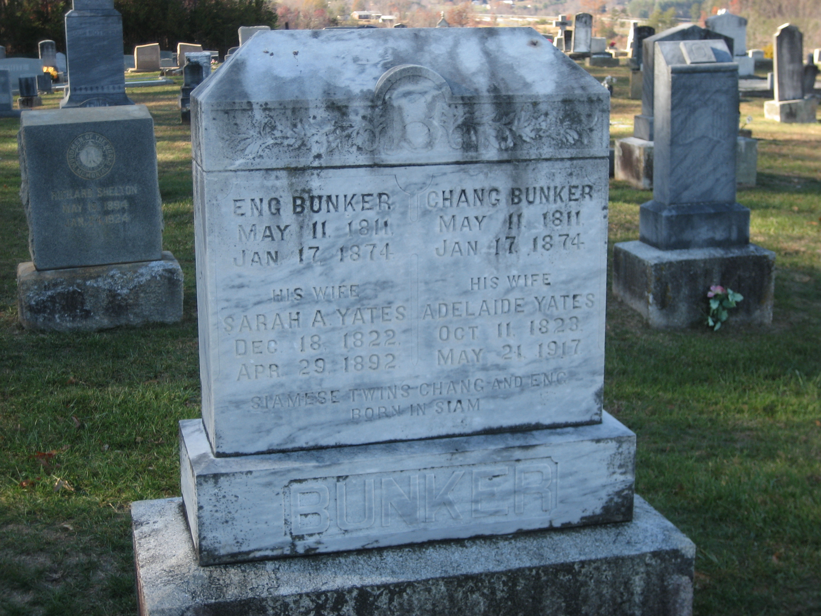 Chang és Eng Bunker közös sírja a White Plains baptista templom temetőjében, Mount Airy mellett