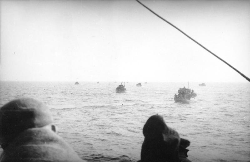 Kis hajók konvoja a Balti-tengeren a Kelet-Poroszországból menekülők evakuálása során, 1945