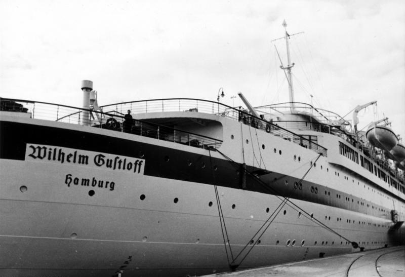 A Wilhelm Gustloff óceánjáró hajóorra a névfelirattal, kikötőben, a második világháború előtt